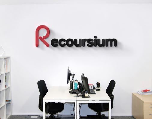 Название и логотип маркетингового агентства Recoursium